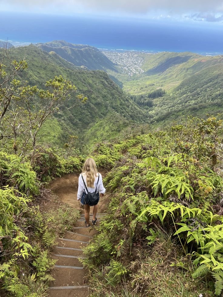 Hawaii Wiliwilinui Ridge Trail